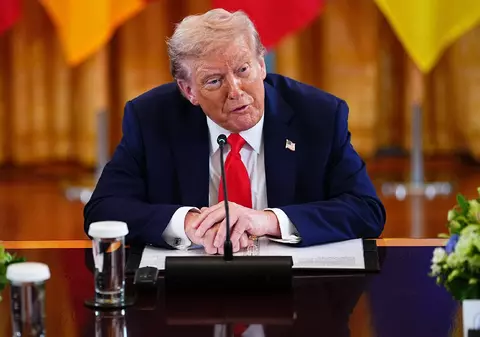 Donald Trump amenință televiziunile ABC și NBC cu pierderea licențelor, supărat că relatările despre el sunt negative