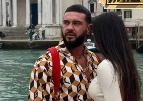 Decorațiunea imensă pe care Dorian Popa o va pune pe casă, înainte de Crăciun. A fost adusă pe platformă. Artistul vrea să iasă din tipare