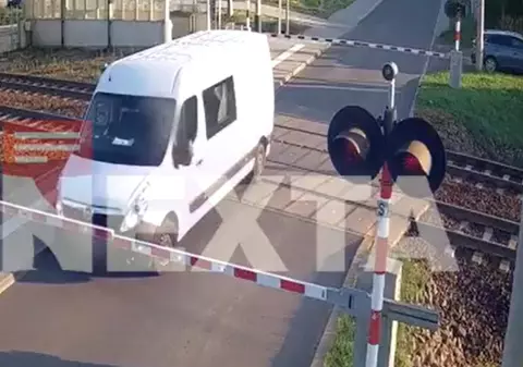 Momentul în care o dubă a rămas blocată între bariere și a fost lovită în plin de un tren, în Polonia