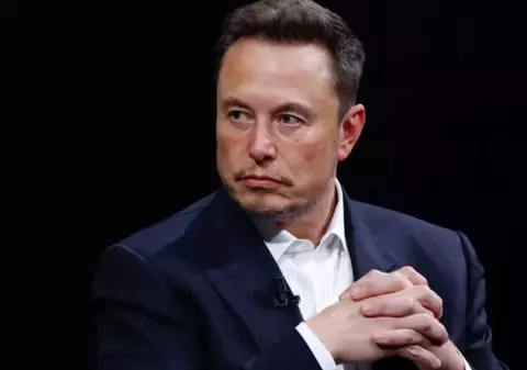 Elon Musk și-a lansat propria Wikipedia cu AI pe care a numit-o Grokipedia. Platforma îl descrie pe antreprenor ca un „vizionar inovator”