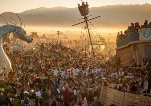 O femeie de 36 de ani, care nu știa că era însărcinată, a născut o fetiță la festivalul Burning Man