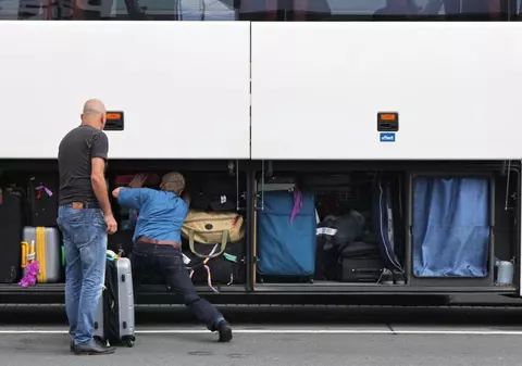 O femeie a fost arestată, după ce o fetiţă de 2 ani a fost găsită în viață, în valiza sa din autobuz, în Noua Zeelandă