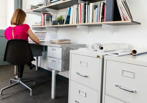 Plătită să nu facă nimic timp de 20 de ani, o femeie își caută dreptatea în justiție: „Am fost tratată ca și cum nu aș fi existat”