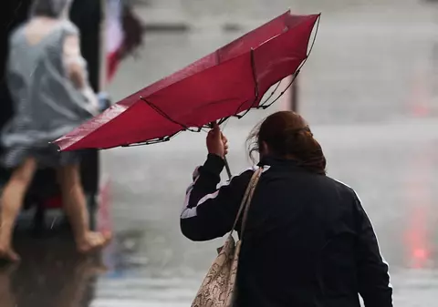 Cod galben de vânt puternic în șase județe din țară. Meteorologii avertizează că rafalele vor ajunge la 65 km/h