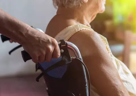 Îngrijire la domiciliu pentru vârstnicii din Craiova. Ce prevede noul proiect și de ce servicii ar putea beneficia seniorii