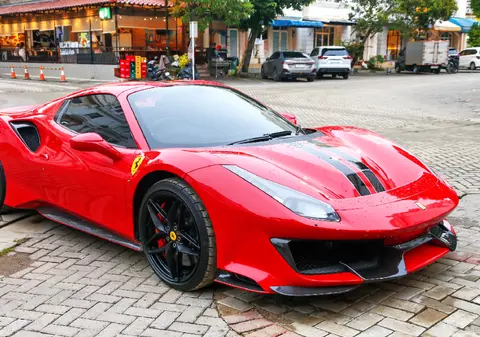 Lista neagră a celor care nu pot fi proprietari de Ferrari. Producătorul italian nu vinde mașini acestor vedete