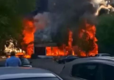 Incendiu la fostul club Bellagio din Mamaia. Flăcări înalte de câțiva metri au transformat totul în scrum