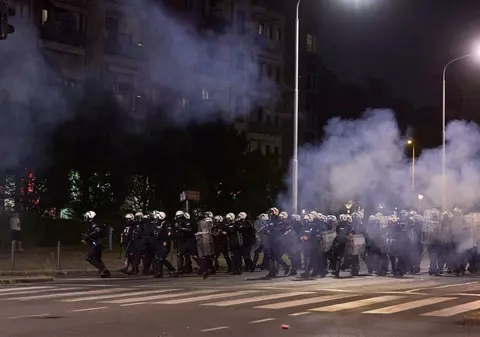 A cincea noapte consecutivă de proteste violente în Serbia: birourile partidului de guvernământ au fost incendiate