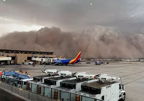 Momentul în care o furtună de praf masivă se abate asupra Arizonei