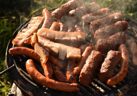 Micii, cârnații și carnea pe grătar îți pot pune sănătatea în pericol. Cum ar trebui să le mâncăm ca să nu ne expunem riscurilor