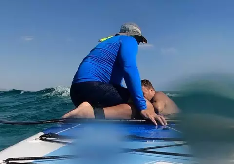 „Am auzit ţipetele copiilor” Momentul în care un român și cei doi copii au fost salvați de la înec în ultimul moment de un surfer care făcea paddle în Grecia
