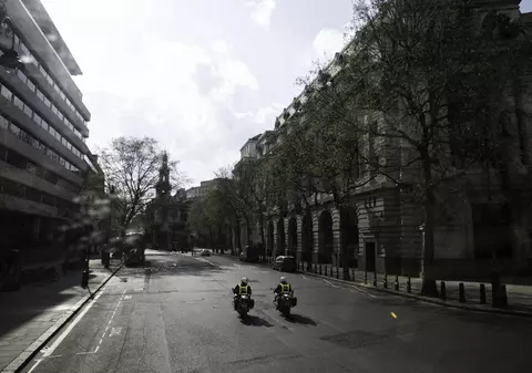 Magazinele de lux din Londra au nouă tactică pentru a opri hoții: „Vă rugăm să bateți la ușă”