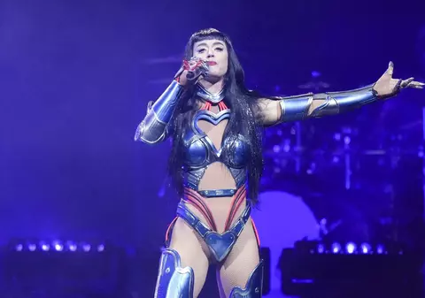 Katy Perry și-a întrerupt concertul din Detroit după ce o admiratoare a leșinat lângă ea, pe scenă: „Ne rugăm pentru tine”