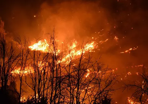 „Cocktail Molotov” climatic în Europa - caniculă extremă și incendii devastatoare în Spania, Franța și Italia. Un copil de 4 ani a murit în mașina părinților, în Sardinia