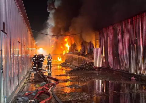 Incendiul izbucnit în complexul Dragonul Roşu din București a fost stins după trei zile