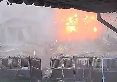 Explozie și incendiu la un magazin din Cojocaru, județul Dâmbovița. Momentul deflagrației, surprins de camerele de supraveghere