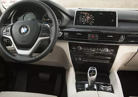 Un șofer de BMW, oprit în centrul Iașiului, a încercat să-i păcălească pe polițiști făcând schimb de locuri cu blonda din dreapta