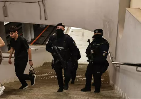 Trei fete au fost lovite de un bărbat în tramvaiul 32 din București: jandarmii au intervenit pentru a-l opri