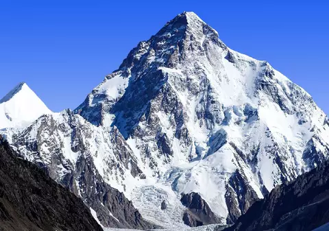 Un alpinist celebru, supraviețuitor al tragediei de pe K2, acuzat că a falsificat imagini pentru a pretinde că a cucerit vârfuri imposibile