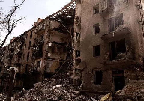 „Ar fi trebuit să fiu cu el”. Povestea mamei care și-a pierdut copilul de 10 ani în atacul aerian rusesc de la Kramatorsk