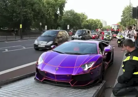 Un Lamborghini cu vopsea unică în lume a fost confiscat în primele 48 de ore de când a fost adus în Londra
