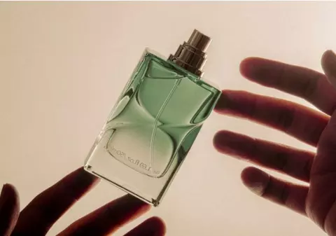 Cum să știi dacă un parfum este autentic când cumperi online
