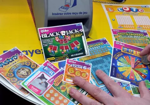 Mii de lozuri răzuibile au zburat pe șosea dintr-un camion care a făcut accident, în Franța: „Nimeni n-a câștigat”