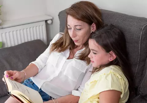 Cea mai simplă activitate care dezvoltă limbajul copilului: mult mai eficientă decât aplicațiile pentru preșcolari