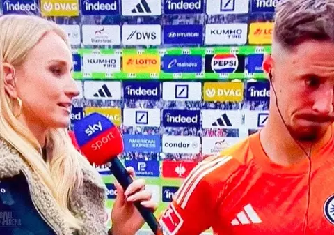 Gafa live de la Sky Sports care a stârnit valuri de umor pe internet: „Dați-i femeii VAR - are nevoie să se uite încă o dată”