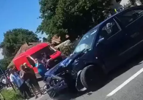 Doi tineri din Cluj au ajuns la spital după ce un șofer le-a tăiat calea în trafic, în Hunedoara