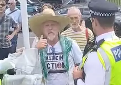 Bărbat arestat după ce poliția a citit greșit un tricou cu mesajul „Plasticine Action” | VIDEO