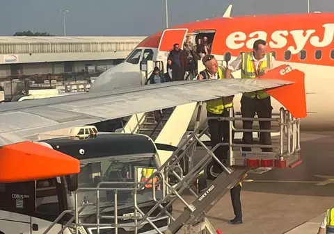 Două avioane și-au ciocnit aripile pe aeroportul din Manchester, iar zborurile au fost suspendate o vreme: „Ne-am năruit pe pistă”