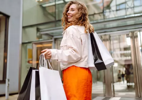 Generația X cheltuie mai mult decât media globală. Ce cumpără românii și cum îi influențează AI-ul