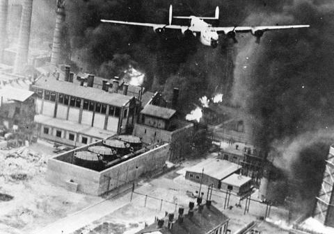 1 august 1943, ziua în care Ploieștiul era programat să fie ras de pe suprafața pământului. „Avioane dușmane au aruncat jucării, bomboane, stilouri care, la cea mai mică atingere, fac explozie”