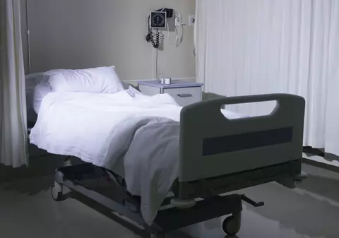 Un șofer român de TIR a ajuns la spital, bătut de o femeie care l-a trezit din somn, într-o parcare din Austria