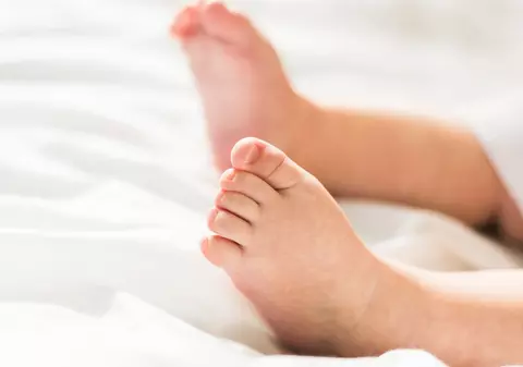 Un băiețel s-a născut dintr-un embrion congelat timp de 30 de ani: „E ca într-un film SF”