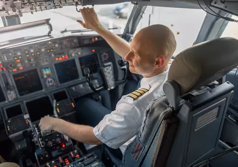 Companiile aeriene cer ca piloții să se poată pensiona doar la 67 de ani. Sindicatele reclamă problemele cu siguranța zborurilor