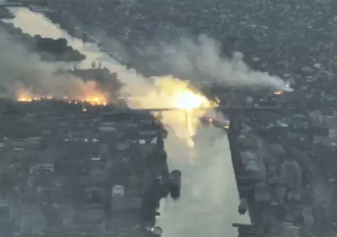 Dronele rusești vânează civili, în timp ce Kremlinul distruge un pod și încearcă din nou să cucerească orașul Herson