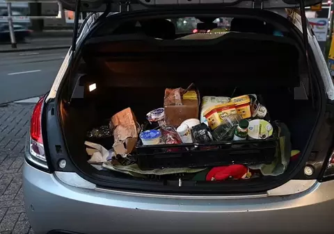 Polițiștii i-au lăsat pe trecători să-și umple portbagajele cu iaurt și unt, după ce un TIR a pierdut încărcătura de lactate pe șosea