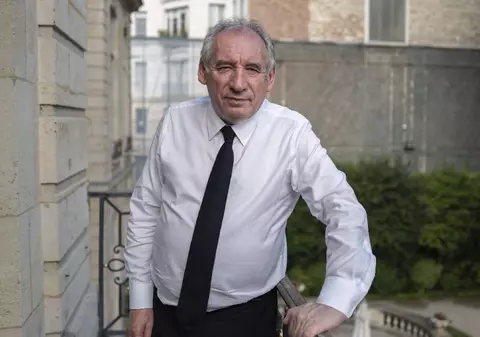 Premierul François Bayrou a devenit influencer pe YouTube și le explică francezilor de ce îi dă afară și îi lasă fără zile libere