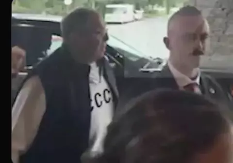 Primul oficial rus important care a ajuns în Alaska a purtat un tricou cu URSS | VIDEO