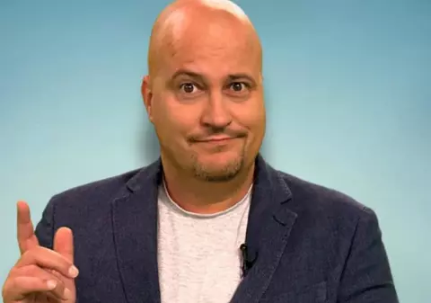 Șerban Huidu, criticat după ce a ironizat ispitele și concurentele de la Insula iubirii 2025: „Doamnele m-au făcut misogin”