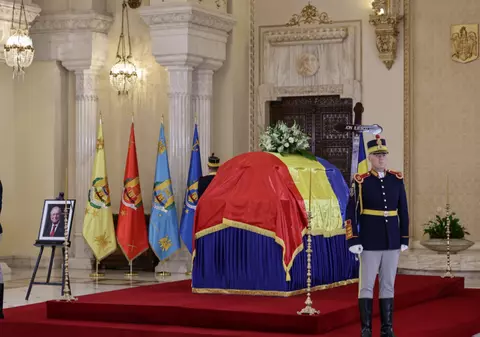 Cine a mers să-i aducă un ultim omagiu lui Ion Iliescu la Palatul Cotroceni