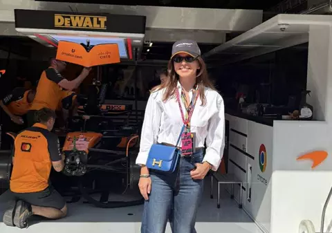 Cât costă geanta albastră Hermes purtată de Simona Halep la Formula 1 din Ungaria. A călătorit acolo cu avionul privat