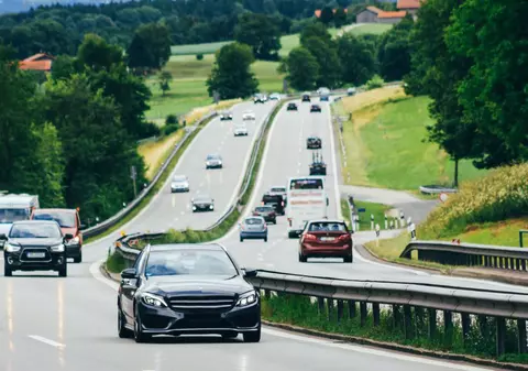 Șofer beat cu 220 km/h pe autostradă, pasagerul, mai beat, a blocat etilotestul când a suflat în el