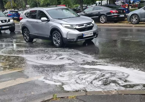 De ce se umplu de spumă străzile din București, când plouă. Expert: „Semn de poluare masivă cu detergenți toxici din atmosferă”
