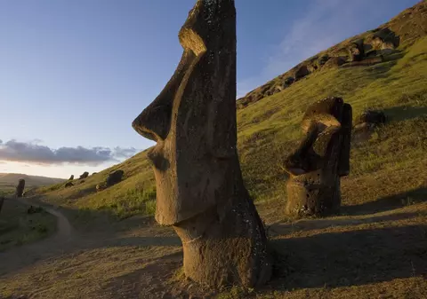 Oamenii de știință, surprinși de descoperirea unei noi statui pe Insula Paștelui: „Credeam că le-am găsit pe toate”