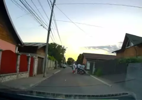 Se joacă barbut și blochează regulat o stradă din Ploiești. Un șofer i-a filmat în timp ce se chinuia să-i ocolească