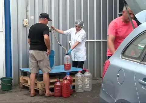 Zeci de oameni stau la coadă să ia suc de roșii proaspăt cu bidonul, direct din conducta fabricii, la Buzău: „Avem tot anul” | VIDEO