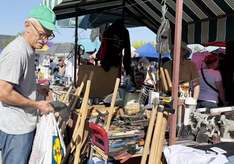 „Mi-e rușine, dar ce să fac?!”. Poveștile emoționante ale românilor care trăiesc în sărăcie și își vând trecutul pe tarabe, în târg